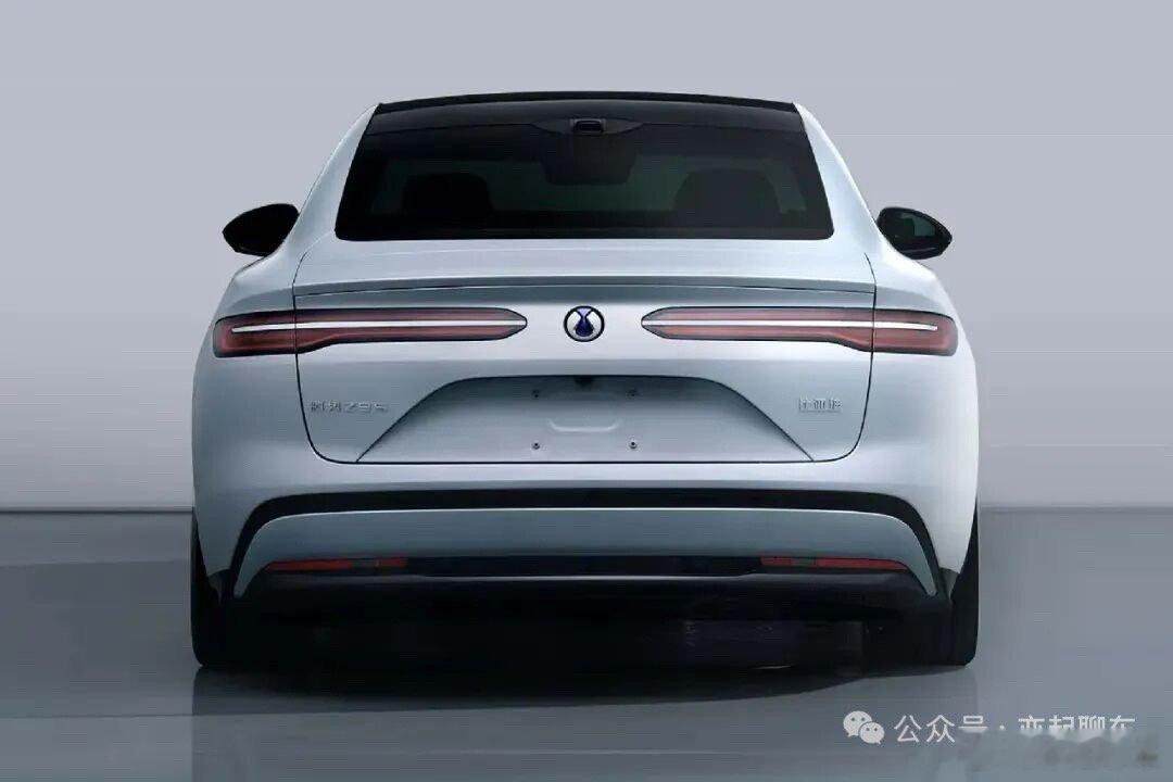 25万级纯电轿车，这次把“续航焦虑”四个字彻底抹掉了。
纯电车的续航数字，我们已经习惯了一年一小涨、两年一大涨的节奏。但比亚迪腾势Z9S把CLTC续航做到1100公里这件事，还是让人愣了一下。不是实验室数据，是量产交付的车，定价25.58万起。
#新能源汽车##汽车##比亚迪##大v聊车 ​