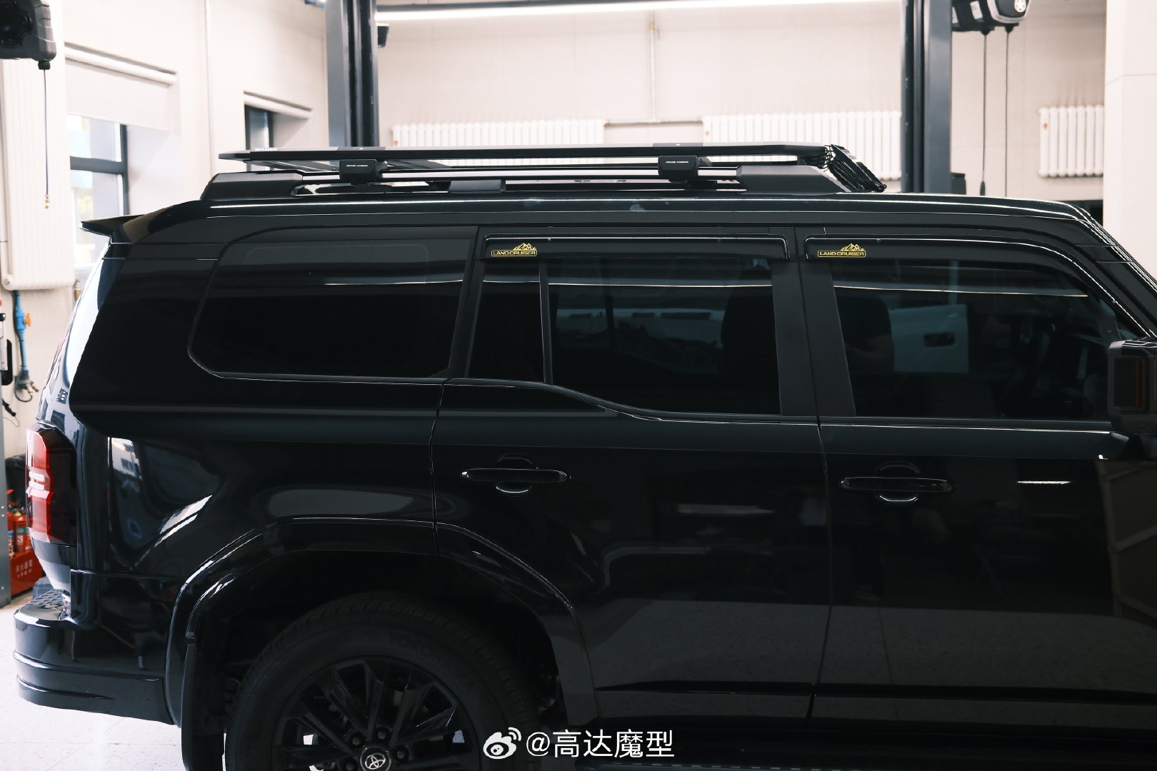 AW 这个平台还是帅的，最重要的是扩展性好，而且也很结实，还是建议大家买车顶平台不要买便宜货，不然真坏掉了车也跟着遭殃。
记得买平台找我，价格合适。 ​