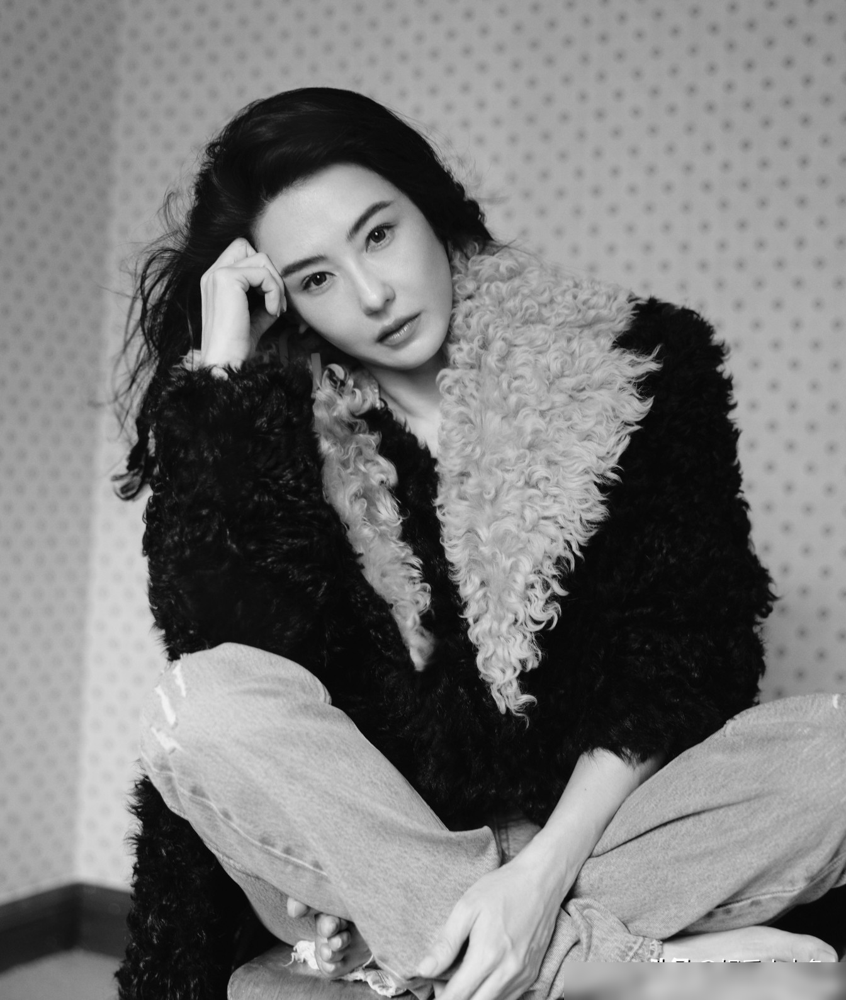 46岁张柏芝拍封面，摄影师让她剥橘子、打哈欠，结果全网闭嘴了。别人拍珠宝大片，绷着脖子找角度，她攥着冰杯往那一坐，鼓风机把头发吹成乱草，照样压得住场子。网友说得狠，这叫千禧年出厂原件，眉骨是眉骨，下颌线是下颌线，一点没走样。最绝的是，没人夸她保养好，因为人家压根没在抗衰赛道上跑过。这么多年，不接招，