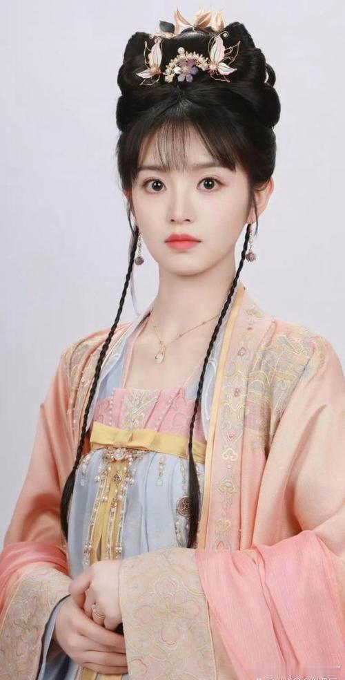 #田曦薇[超话]#  
你的古装造型简直是视觉盛宴，每一帧都可以截图当壁纸。 
希望多接古装剧，别浪费这张绝世古风脸。 
#田曦薇古装美人# ​