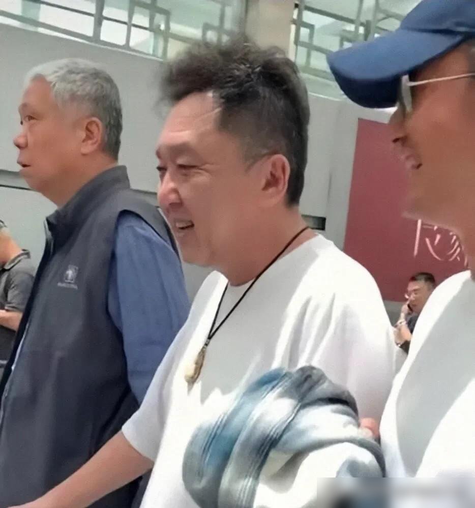 于谦又去马场了，这回身边坐着吴京、马未都、喻恩泰。一桌子人没聊项目，没谈片酬，就是喂马、喝茶、扯闲篇。
老郭在台上说谦哥“抽烟喝酒烫头”，可台下这帮人，没一个冲他流量来的。吴京拍《战狼》时于谦零片酬客串，马未都上节目只认谦哥的场子，喻恩泰更是二十年不接综艺的人，唯独跟他喝酒痛快。
谦哥自己呢？刚