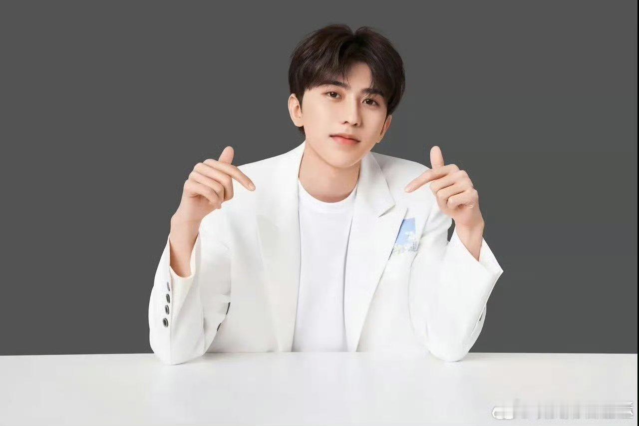 #蔡徐坤TheDeadman演唱会# 𝐊𝐔𝐍 #原创音乐制作人蔡徐坤# 
晚风很温柔，星星很温柔，你也很温柔​