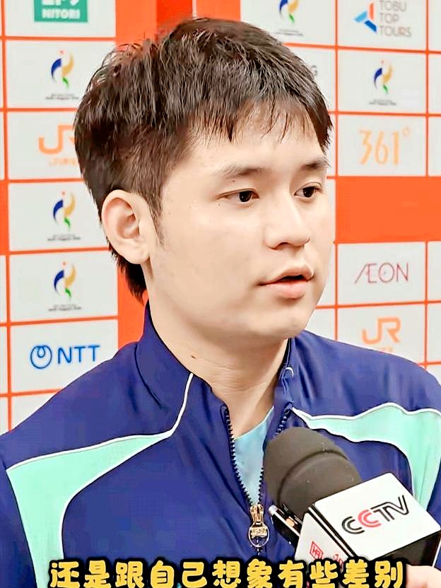 林诗栋3比0轻取澳门队的陈梓贤，赛后采访一出来，这小伙子的为人处世直接把人看舒服了
 

场上比分看着悬殊，记者把话筒一递，他没吹自己发挥多神，张口先检讨，说第一场打得发紧，对场馆和球的感觉跟预想的不一样，腿脚调动慢，后两局才慢慢摸到门道
 

提到对手更是把姿态放到了泥土里，明明是降维打击，嘴里说