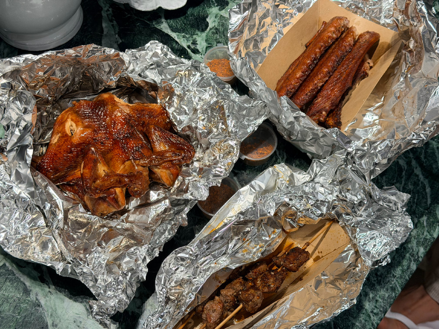 给刘欣带了烧鸡鹅翅烤肉串，
你们可以自己美团外卖下单。[笑而不语]  ​