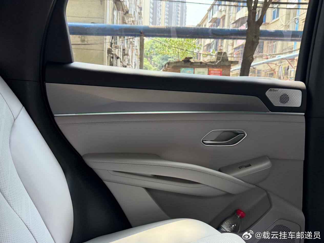 宋Ultra加速交付是真的，难怪8月能卖15903台

宋Ultra有多火？8月零售15903台，登顶20万内中型 SUV 销冠，按说卖得这么火，排队等半年也正常，结果现在下定，最快一周提车。我还以为是话术，结果真就一周，车到了。等车这事，经历过的人都知道多折磨。身边朋友去年提车等了快三个月，天天刷APP看进度， ​