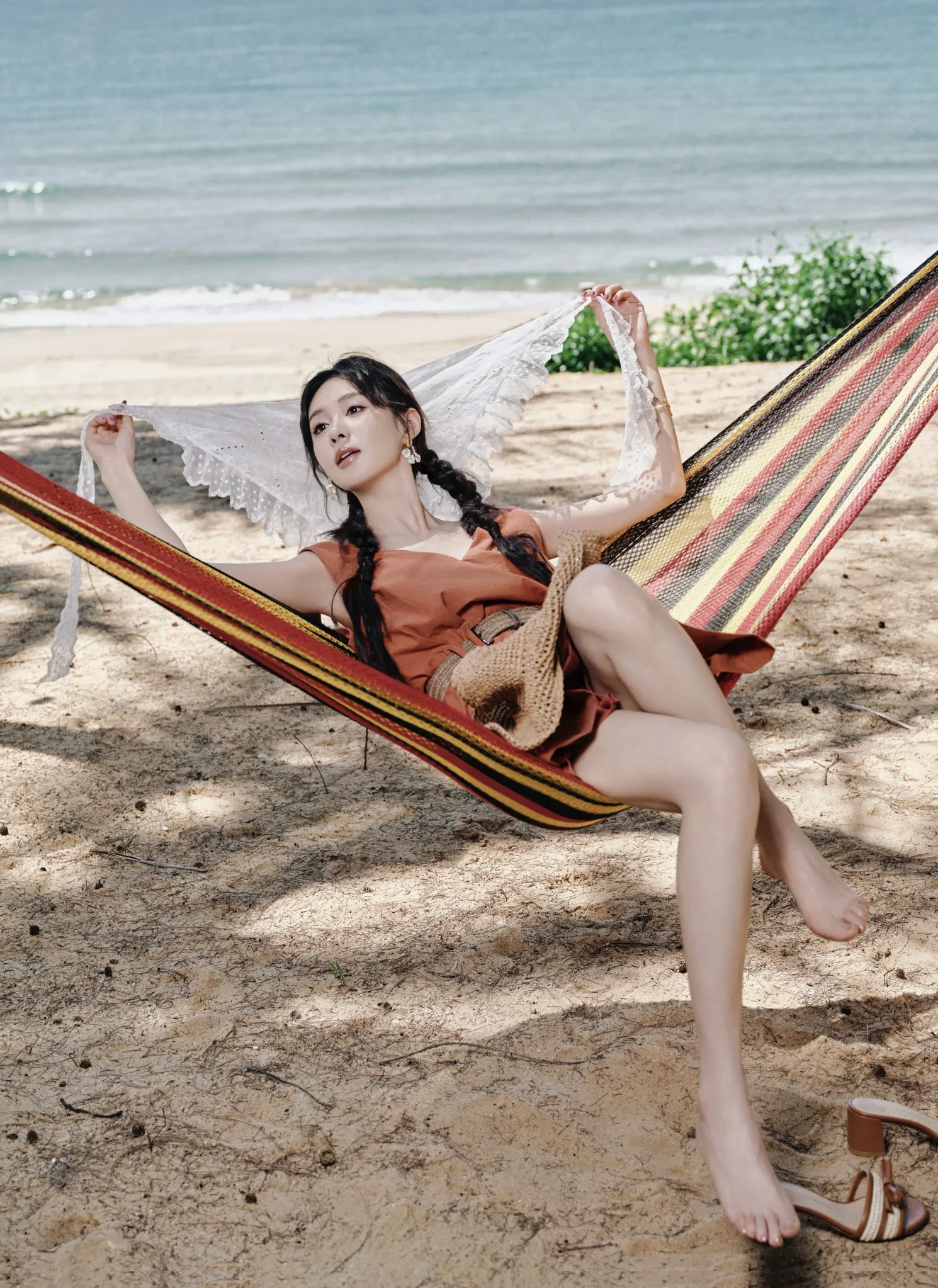 郑合惠子海边沙滩上的一张写真，清新清爽，靓丽可爱，以前是“萌妹子”的专业户，现在是很有演技的新一代年轻花旦。