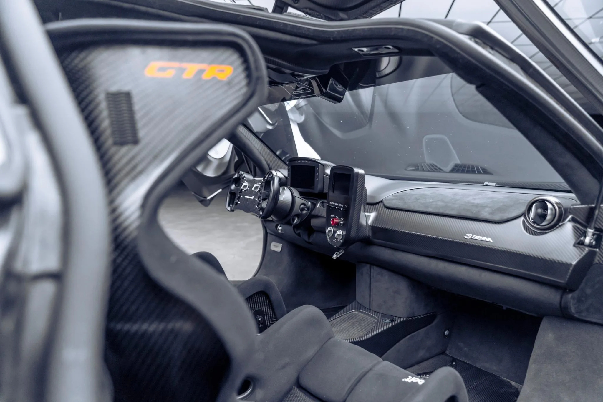 McLaren Senna GTR
                   内饰设计 ​