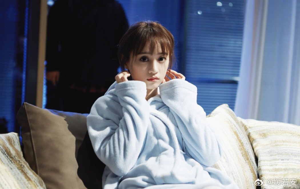 #黄婷婷[超话]#htt#黄婷婷折月亮# htt#黄婷婷夏从声# 

当我在追光，我与光同航。真正的力量，是明知会疼，依然选择让伤口开出玫瑰。

​