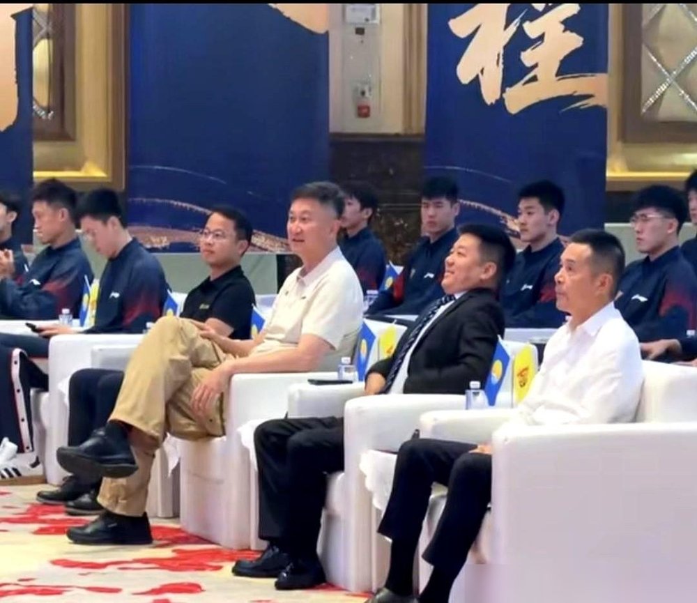 杜锋朱芳雨又同框了，不是教练不是总经理，俩人站那位置变了，事儿没散。
10月12号广东宏远出征仪式，杜锋挂着总教练，朱芳雨顶着荣誉顾问，照样一块儿露面，跟新教练组该聊聊该笑笑。之前网上传他俩彻底闹掰、老死不相往来，这回连装都懒得装，直接站一块儿给你看。
说白了，杜锋还兼着省篮协会长，朱芳雨也没离