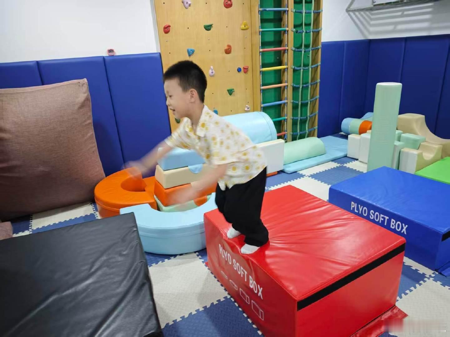 近日，中国内地女演员孙俪通过上海市慈善基金会长宁区代表处，为青聪泉捐赠了健身垫与隔音材料。孩子们在感统课堂上已经开心地用上啦，一张张绽放的笑脸就是对这份善举最好的回应。

感恩孙俪老师和海市慈善基金会长宁区代表处，用爱心护航童年，温暖陪伴星星孩子的成长之路！✨ ​