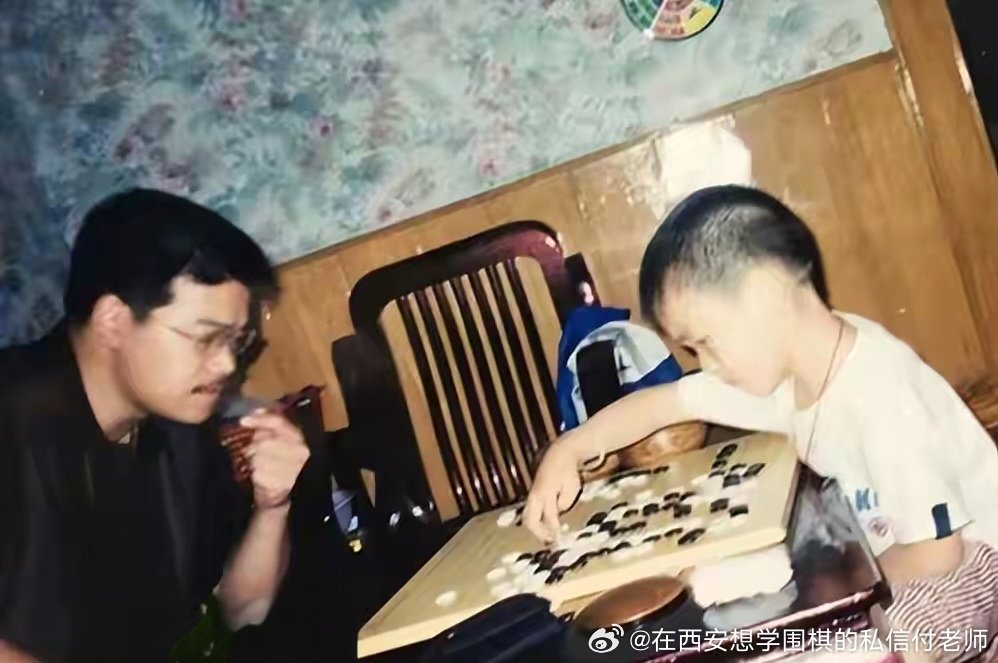 来来来，带大家看看柯洁小时候对弈的画面。厉害的人不是后来才厉害的，是在小的时候就很厉害；幼年柯洁，和父亲柯国凡对弈，也是他围棋之路的起点。柯爸爸本身是业余4段，是柯洁第一位围棋启蒙老师。#在西安想学围棋的私信付老师  ​