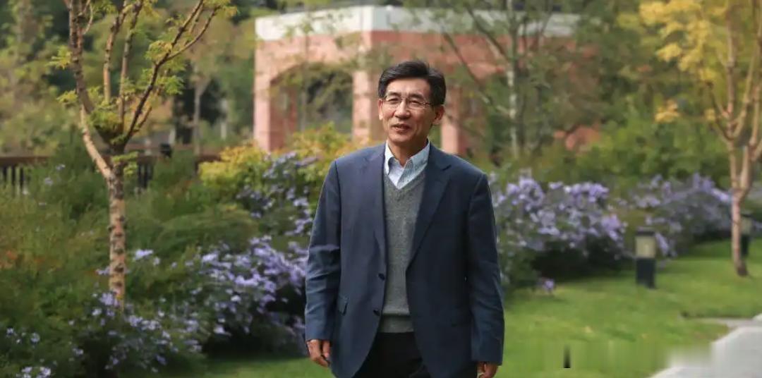 一个诺奖级的大热点，这次可能真的落在深圳了。
10月6日，诺贝尔物理学奖即将揭晓。而就在上个月，科睿唯安公布了2026年度“引文桂冠奖”名单，南方科技大学校长、中科院院士薛其坤赫然在列。这个奖项有个响亮的外号，诺奖风向标。从2002年设立至今，不少获奖者后来真的捧回了诺贝尔奖。如今薛其坤入选，等于一