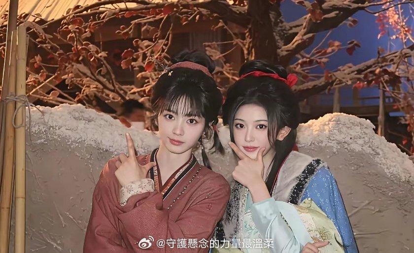 田曦薇和孔雪儿同框合照，一个精致小巧，一个发包撑满，不得不说还是头包脸更上镜。 ​