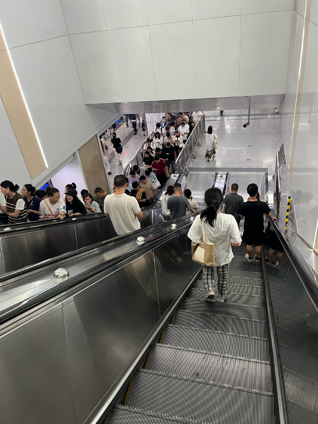AirPods pro 3宣称降噪有初代的4倍，我觉得是有的。这种环境播放音乐几乎听不到环境杂音，中低频噪音几乎消完了，很强。#airpods pro# ​