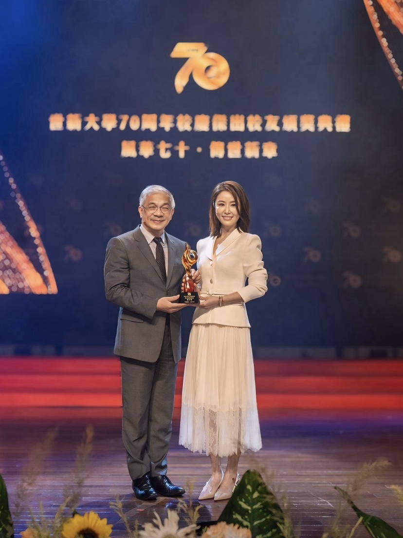 50岁林心如回母校世新大学，70周年校庆荣获杰出校友！
一身米白套装亮相颁奖典礼，优雅从容，状态惊艳。
从当年荧幕上温柔的紫薇，到演员、制片人，一路沉淀成长。
岁月从不败持续努力的人，褪去青涩，收获阅历与荣光。
奖杯是母校的认可，也是多年坚持最好的见证。
历经半生，依旧自信发光，这大概就是女性最好的