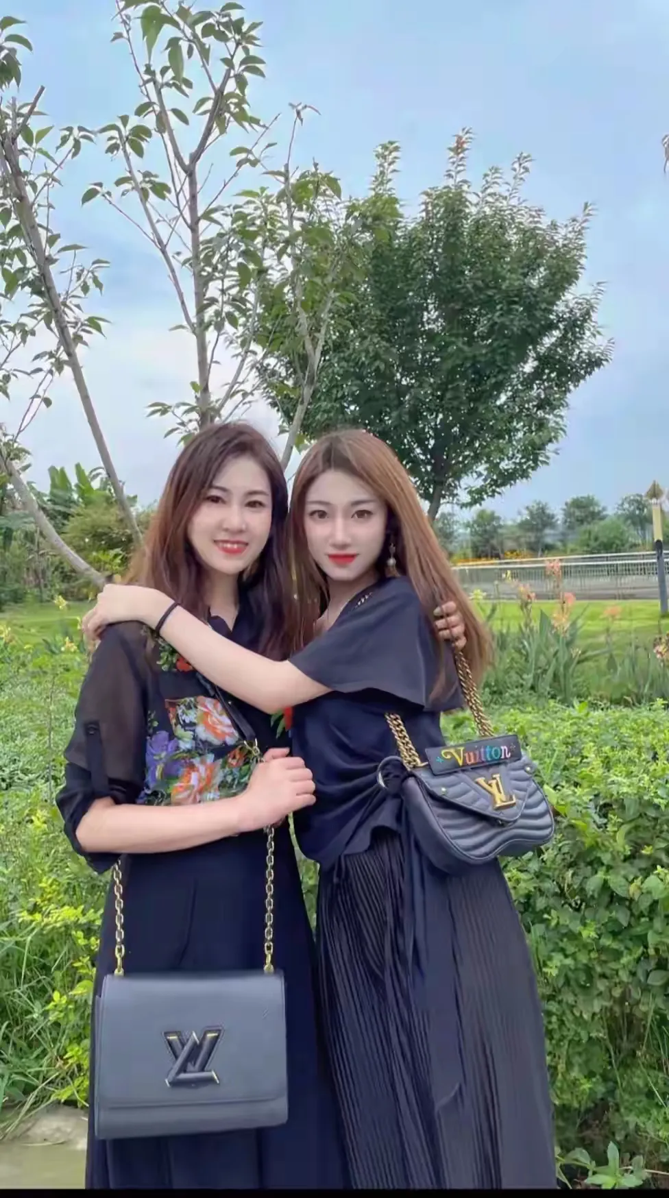 神秘邻居的秘密   我老家隔壁住着一位四十岁左右的少妇，她就像一本神秘...