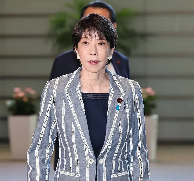 集体递交辞呈！日本内阁大换血，真正变化不在表面
 
很多人以为日本大臣集体辞职，是政府出了大问题。
其实这只是改组内阁的常规流程，辞完下午就重新任命上岗。
可千万别被表面流程迷惑，这份新内阁名单，藏着不少值得琢磨的信号。
 
把盟友直接“绑上车”
 
以往维新会和自民党只是门外合作，国会帮忙投票，出