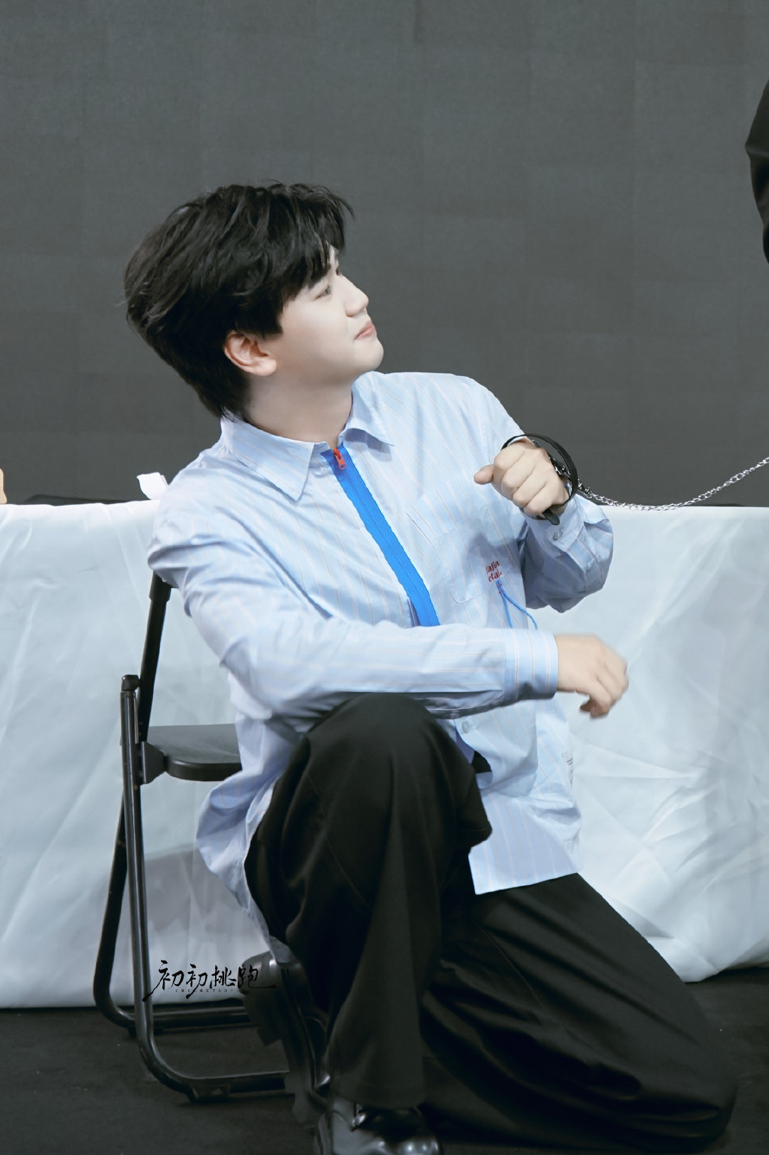 #云惟一[超话]#  哇塞好帅的小狗！但是…P5偷感好重啊好像那个当场逮捕了一些什么…[单身狗] ​