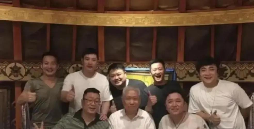 于谦在《十三邀》里聊起自己的朋友圈，原话是这么说的：我攒了个局，开始定就10个，按年龄排，十兄弟老大是马未都，老五是我，老七是吴京。名头摆出来确实唬人，文化圈的大佬、百亿票房的导演、相声界的捧哏头牌，按岁数排座次，听着跟江湖开香堂差不多。
排了座次的局，落地是一顿涮羊肉
2019年《老师·好》上映前