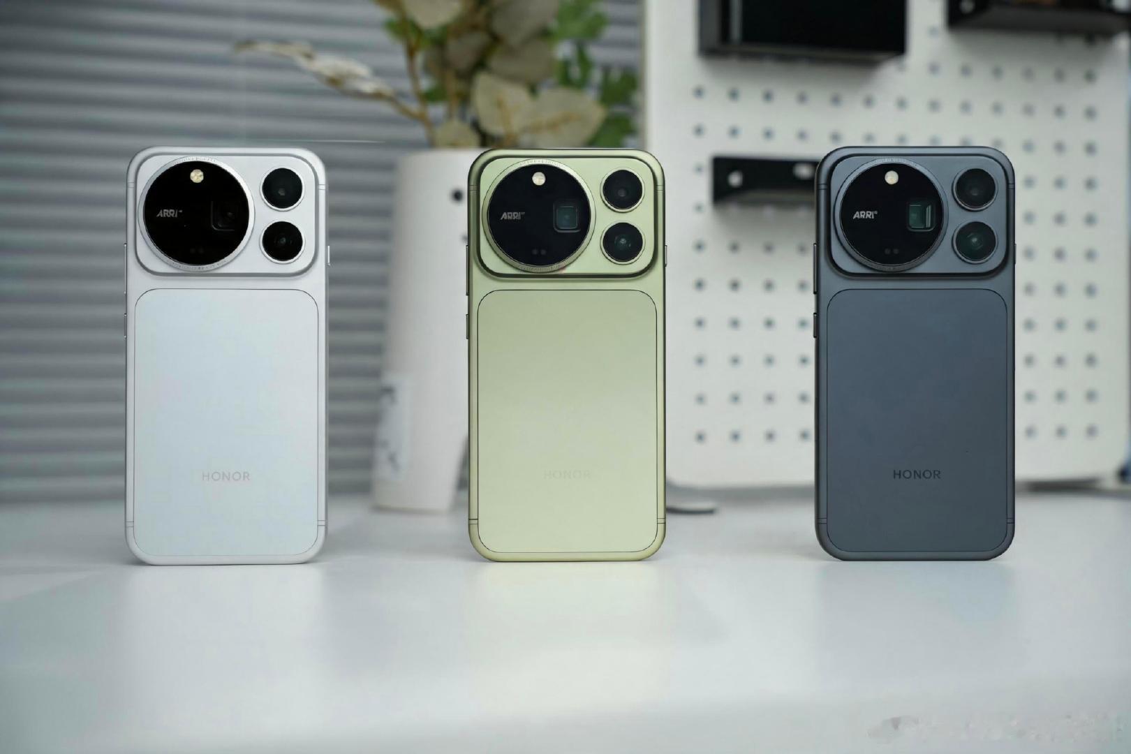 #荣耀Magic9价格#荣耀Magic9系列发布 起售价最低的超大杯？
📱北京时间9月28日下午，荣耀正式发布旗舰荣耀Magic9系列，共有Magic9标准版、超能版和Magic9 Pro Max三款机型。标准版和超能版搭载上一代旗舰平台骁龙8E5，Pro Max独占最新一代的骁龙8EE6。 ​