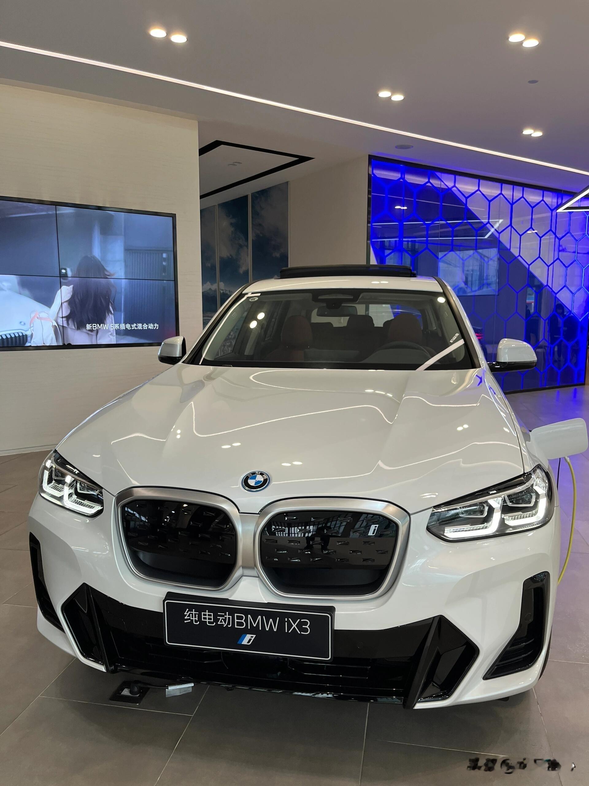 豪华品牌纯电车型价格下探，20多万的宝马，开起来还能保留豪华车的味道吗？成都国际车展上新亮相的全新宝马iX3，把这个疑问摆在了所有人面前。

提起宝马中型SUV，过去大家印象里，基本都是三四十万的价位，属于传统豪华阵营。而这次全新iX3，直接把准入门槛压到20多万，属于豪华品牌价格下探，杀入主流新能