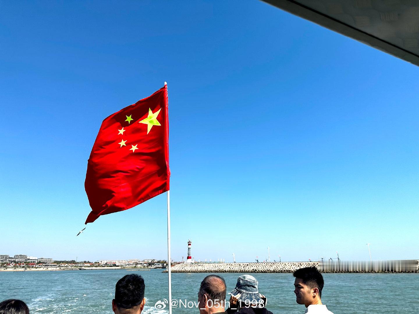 ⛴️去有风的地方 赶一场海🌊
不管去什么地方 都要喂小动物🥕  ​
