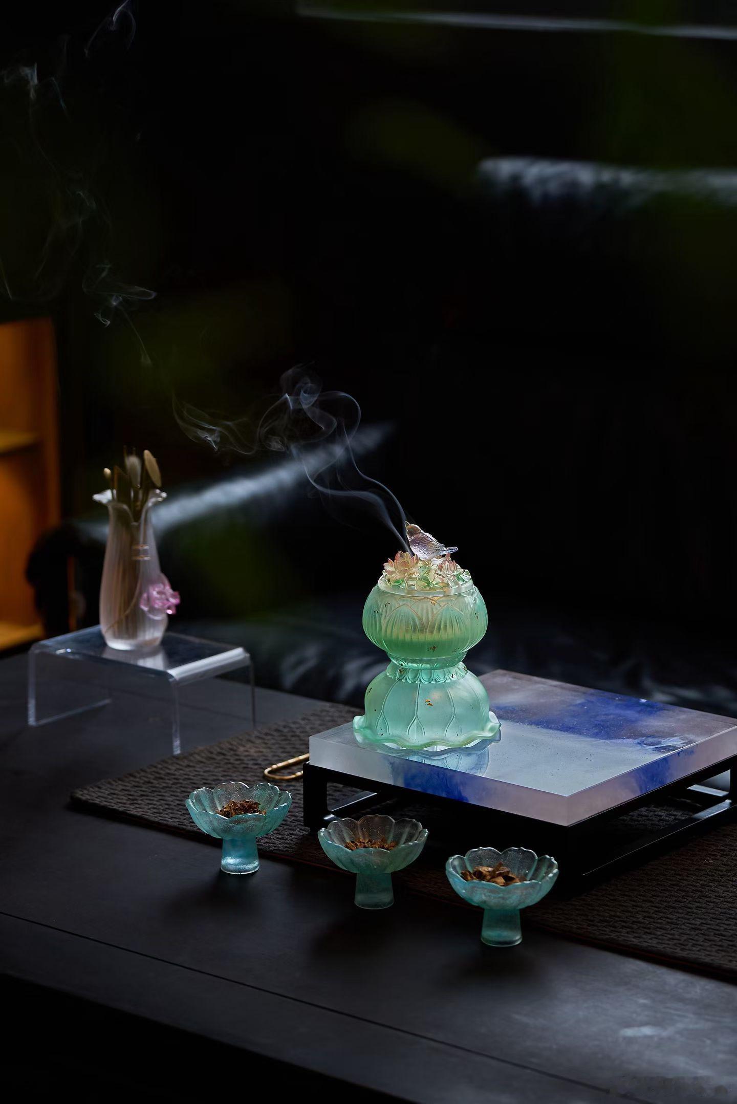 繁花瑞鸟·喜上莲台琉璃熏炉  取荷塘四时灵韵，以脱蜡琉璃工艺凝刻花鸟盛...