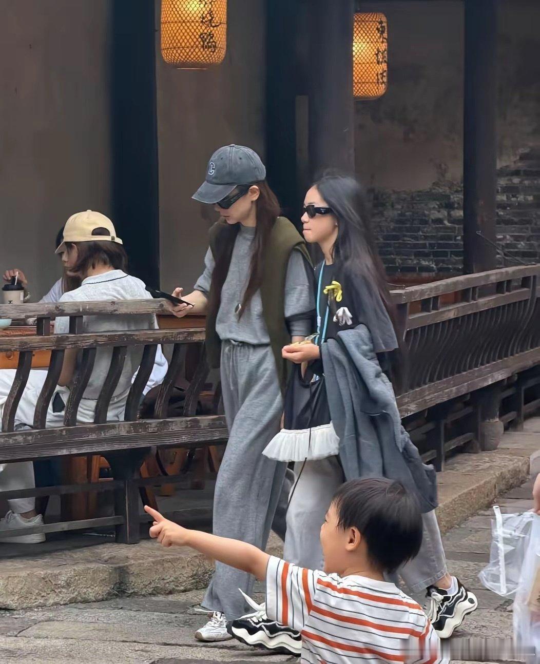 戚薇带11女儿现身乌镇逛街，母女俩都长发飘飘，11岁女儿长得好高，都快要和妈妈一样高了，侧颜极其像妈妈。戚薇一身灰色运动服，随意简单，一点也不像有11岁孩子的妈妈，和女儿走在一起像女儿的姐姐。 ​