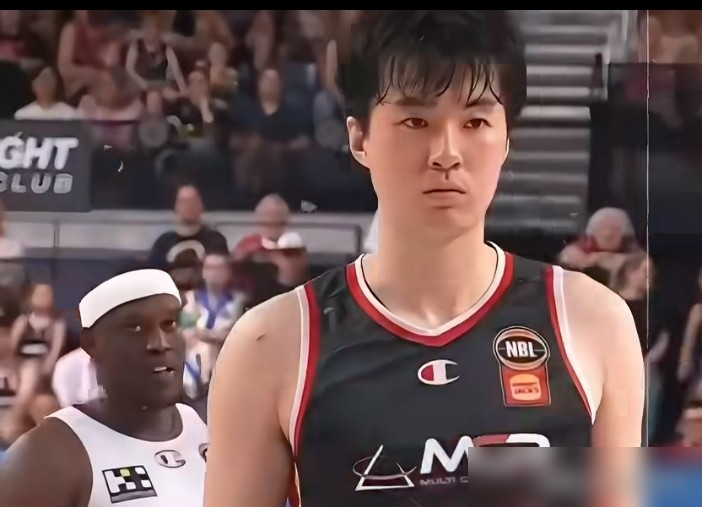 决赛前几小时，韩国男篮的大巴愣是没来。全队只能酒店门口溜达热身，主教练脸都黑了。他们早就邮件确认过车辆，结果主办方连个通知都没有，补救方案更别提。韩方直接炸了，发函抗议，要求面谈，就差没点名说这是盘外招。日本亚组委就一句不评论个别事件，再补个正在努力安排交通。听着特耳熟吧。当晚韩国67比57把日本干