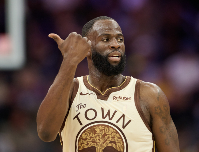 近日勇士球星德雷蒙德·格林录制了《The Draymond Green Show》播客，在最新更新的一期里，他谈到近期美媒百大球员排名的相关话题。

球迷：The Ringer刚刚公布了百大球员名单，前五名分别是亚历山大、文班亚马、约基奇、东契奇和布伦森。他们把你排在第97位，仅排在迪亚巴特前面。你觉得这份榜单合理吗 ​