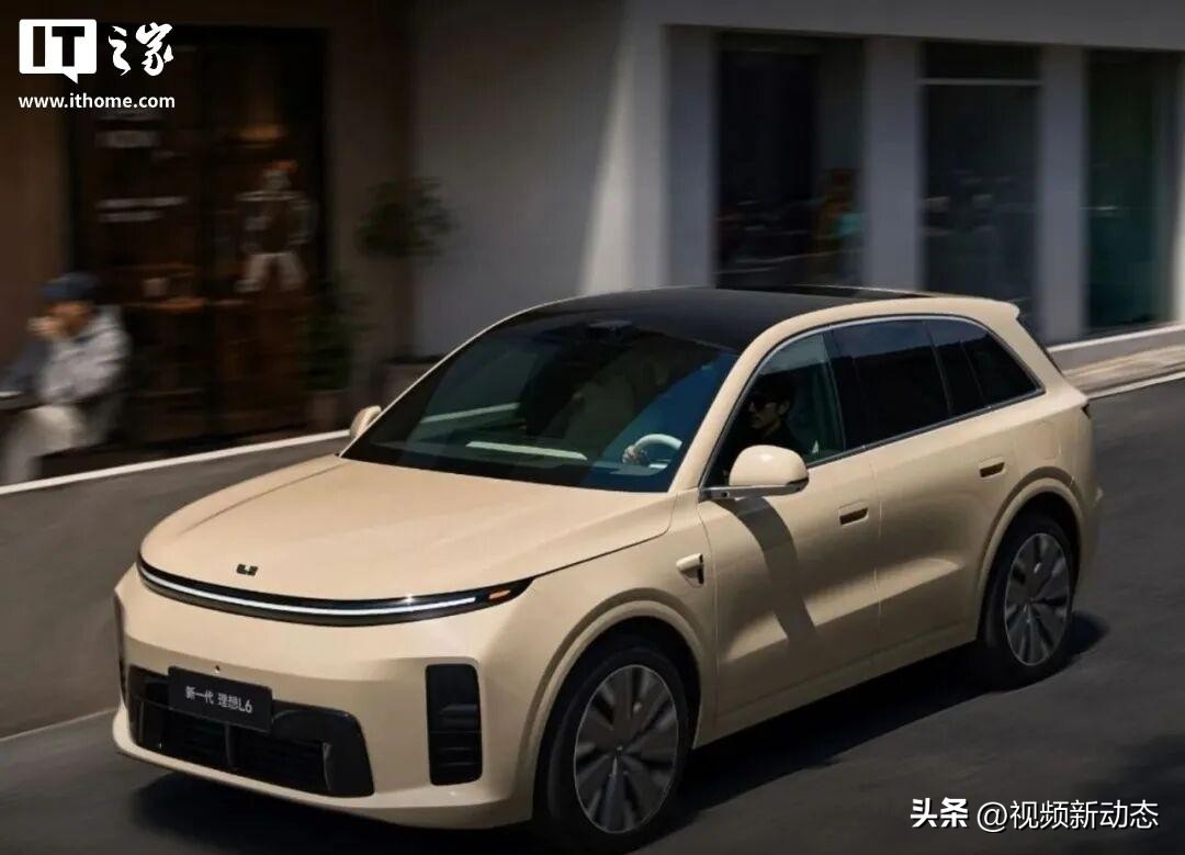 全车配备双层夹胶玻璃，还有主动降噪、路噪抑制，市区80码以内纯电行驶，车内很安静，家人聊天、孩子睡觉都不受干扰，密闭感做得不错。
 
跑到100‑120公里高速，