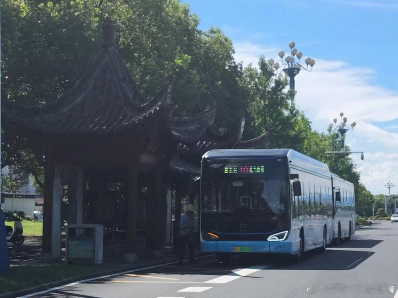 #纯电动公交车##新能源公交车# 【黄山公交46台纯电动公交车上线运营】近日，在黄山市中心城区的街头，一台台崭新的新能源公交车往来穿梭，成为昱城一道亮丽的风景线。为深耕民生服务、擦亮黄山文旅名片，黄山市公交公司2026年采购的46台纯电动公交车已全部到位并相继投运。此次新车投放，不仅完成老旧 ​