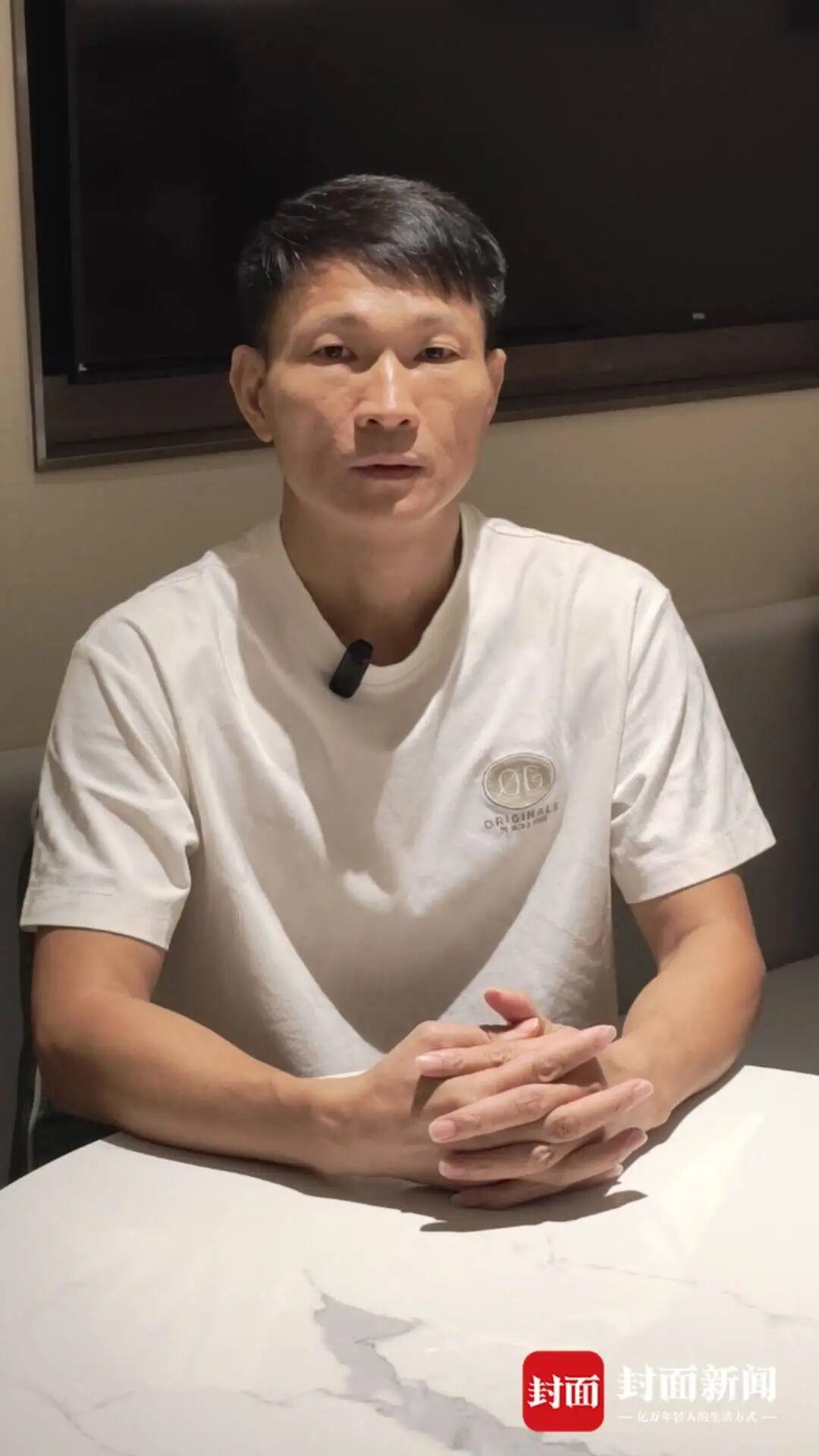 两个孩子的亲子鉴定，把爸爸变成了外人。

在深圳做电商生意的万先生，江西抚州人，今年碰上这辈子摊上的事：他先后和儿子、女儿做了两次亲子鉴定，结果都是——不是亲生的。儿子二十二岁，女儿十八岁。

这还没完。他又翻出家里流水，说妻子从二零一七年起，陆续转走、取现，累计一千四百多万。女儿正读高三那年，他忍
