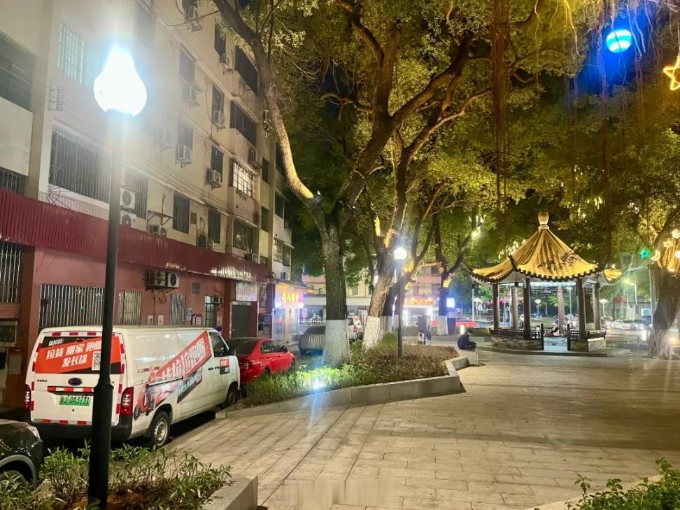 点亮城市万家灯火，读懂城市照明那些事

城市照明设施是城市的“夜光化妆师”，也是市民夜间出行的“安全卫士”。从主干道明亮的路灯，到街边的景观灯、庭院灯，每一处灯光都由城管部门精细化管护，默默守护着城市的昼夜更迭。

今天，就让我们解锁城市照明干货，看懂灯光分类、 ​