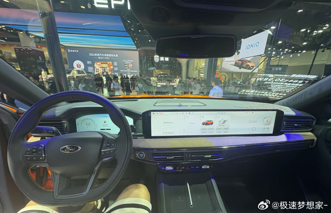 车展直奔福特展台，就为看看探险者实车
今天成都车展人真多，挤了半天终于到福特展台了。探险者坐进去第一感觉就是视野高，前面路况看得清楚。那个大横屏是真宽，显示导航的时候路线很直观，不用扭头看手机了。座椅坐着挺软，摸了下皮质手感不错。
旁边有人说这车是纵置后驱，不太懂具体原理，但感觉转 ​