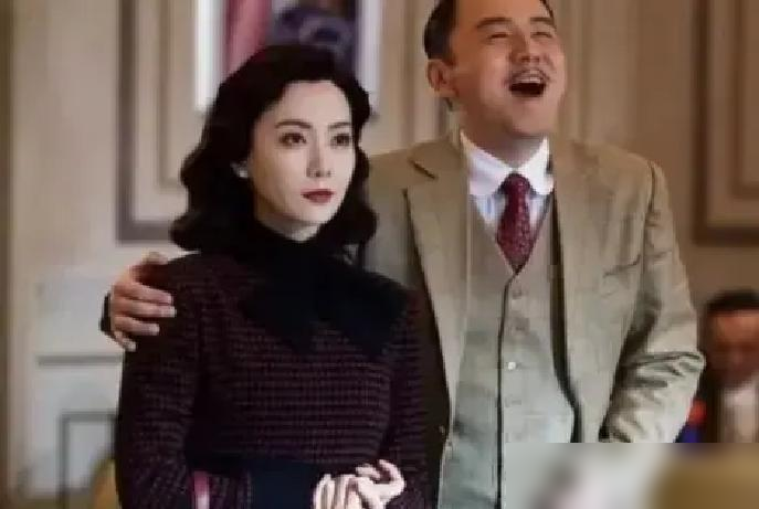 雷佳音拍吻戏前，先问陈数：姐夫会介意吗？
试戏时陈数直接回，雷子，我就吻上了啊。 李光洁在旁边起哄，导演李骏偏不清场，说职业演员不用避人。 雷佳音当场有点慌，一紧张就出错。
陈数倒稳，丢一句我都行。 没笑场，没催，配合雷佳音又走一遍。 他后来回忆，真投入进去了，靠的是下意识真情。
能把尴尬提前