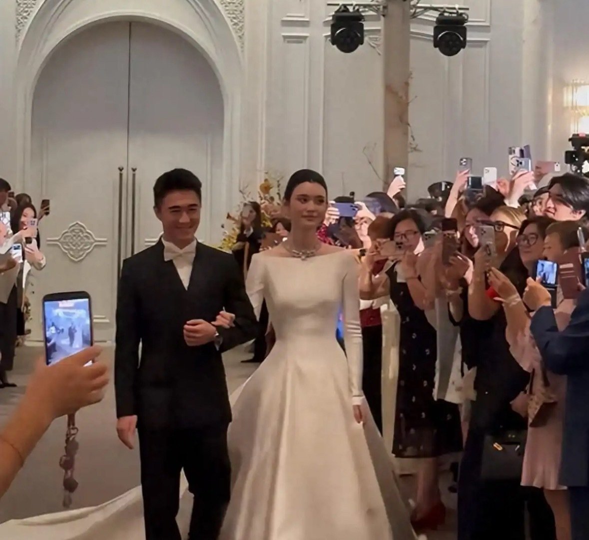 奚梦瑶澳门答谢宴穿旧婚纱，戴超大钻石，何猷君自嘲矮她半头，高级香槟配马卡龙太奢侈。 ​