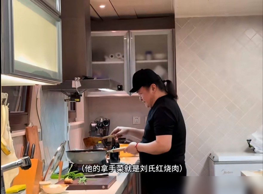 刘欢家里那口锅，一年只等这一天。
从2015年起，每年六一，他和卢璐在家摆席，吉克隽逸、赵雷、袁娅维都去。86个音乐人，十年，没请过一个厨子，没雇过一个保姆。
卢璐说，她负责收拾，刘欢负责炒。招牌红烧肉一次五斤，慢火煨，煨到人齐才端上桌。
2024年那场，刘欢第一次让节目组进去拍。满屋子学生徒