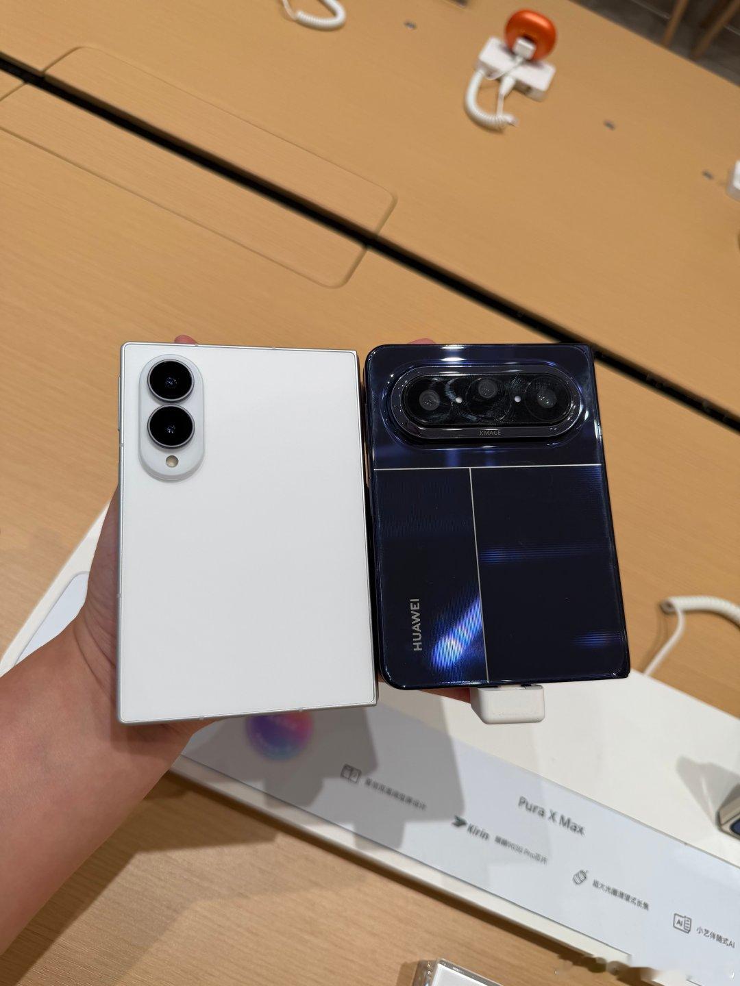 卧靠，三星 Fold 8对比菊花厂阔折叠以后，终于明白为什么很多人都说三星比花厂更懂轻薄了#阔折叠##puraxmax##三星ZFold8# ​