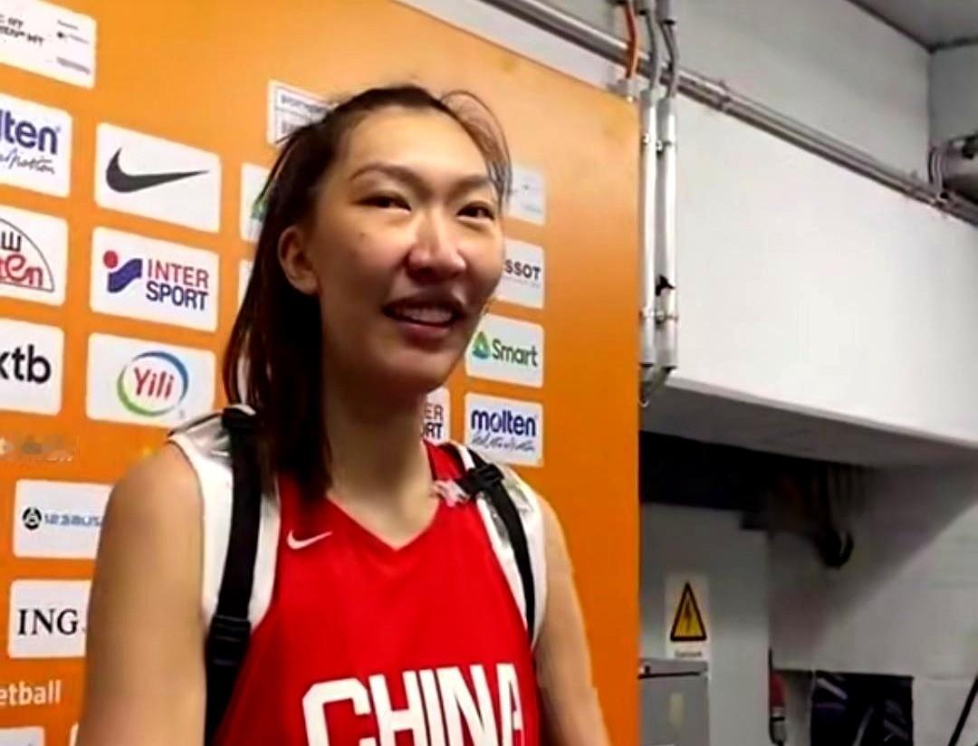 9月4日女篮世界杯，中国队首战撞上世界第一美国队！

这场比赛最抓人的就是内线。咱们的核心韩旭，刚好对上美国队猛将斯图尔特。两人在美国女子职篮纽约队可是天天搭档的队友，这回直接变对手。

国际篮联刚把韩旭排进20大球星第12位，认可她的实力。面对昔日队友和豪华阵容，韩旭一点没慌，心态放得很平。

赛