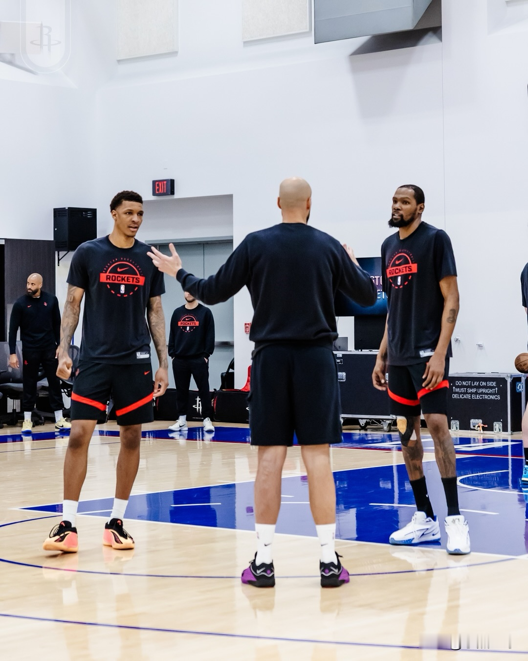 火箭晒照：杜兰特右膝缠着肌贴绷带参与今日队内训练，G2将在赛前决定是否...