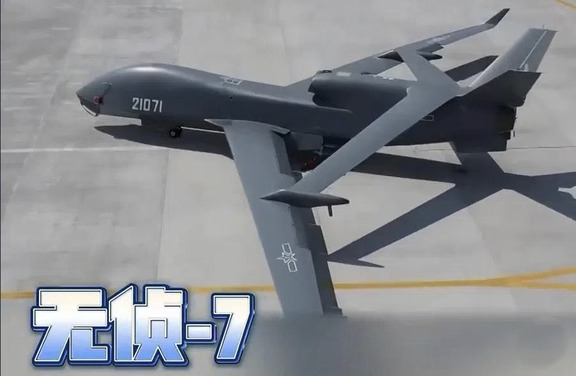 9月27日南部战区黄岩岛演训直接亮出王炸！无侦-7高空无人侦察机首次公开现身黄岩岛空域，这套海空组合拳直接把周边态势封得严严实实。
空中这边，无侦-7作为全球第二款能自由跨民航航线飞行的大型高空无人机，作战半径2500公里，续航超10小时，从高空把黄岩岛周边上千平方公里的海空画面拍得明明白白，任何异动都逃不过它的眼睛，搭配预警机、侦察机直接织起一张密不透风的空中情报网。
海上阵容同样硬核：054A玉林舰负责区域防空反舰，056A天门舰主打近海反潜巡逻，再加上青海湖远洋补给舰兜底保障，三艘舰艇组成的编队，既能驱离外来挑衅船只，又能搜潜反潜，还能长时间在黄岩岛周边海域持续部署。
这次演训完全是冲着实战化来的，一边练立体封控管控，一边练海空联合搜救，既是对近期周边挑衅势力的明确回应，也实打实展示了我们在黄岩岛周边全时段、全维度的管控能力。
黄岩岛是中国固有领土，我们在自家家门口组织演训，完全正当合法，谁要是敢来这里挑事，这套海空组合拳绝对不会客气。
#黄岩岛演训 #无侦7 #南部战区