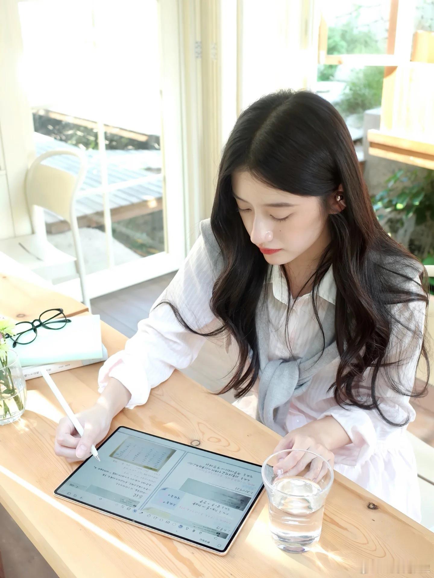 粉色的周末午后🌸
周末终于闲下来
找了家安静的咖啡店
把HUAWEI MatePad Pro 12英寸掏出来
安安静静待了一下午
 
樱粉金的配色在自然光下很好看
淡淡的粉透着一点暖
金属背板有细细的纹理
光线扫过去会泛起一层柔和的光泽
 
平板很轻，12英寸的屏拿在手上薄薄的
配了键盘和手写笔
坐下来打开就能用
  ​