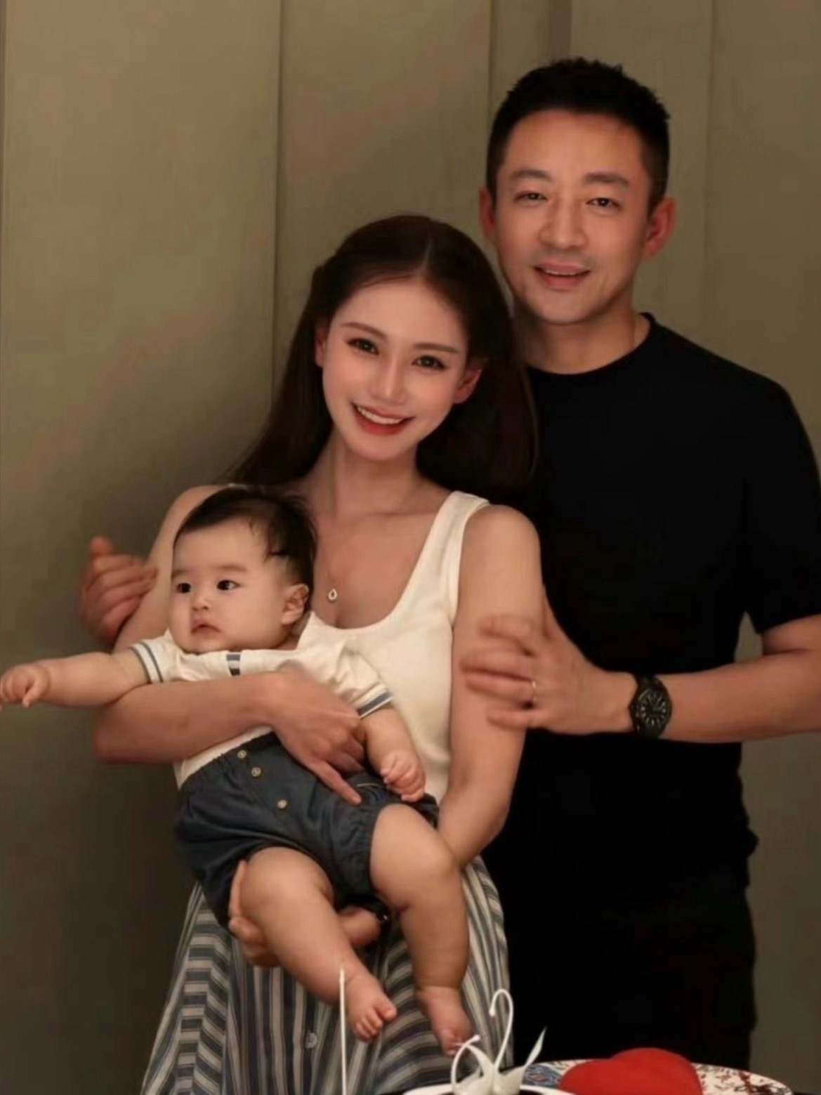 汪小菲现在这个老婆，段位被严重低估了！
直播间有人问马筱梅，生儿子是不是为了跟大S的孩子抢家产。她直接笑出声：“不是说老汪家都破产了吗，那还有啥可争的，家产在哪呢。”
接着甩出一句，有福之人不用抢，无福之人给再多也留不住。
这话听着软，其实硬得很。她说自己是独生女，外公爷爷留下的资产 ​