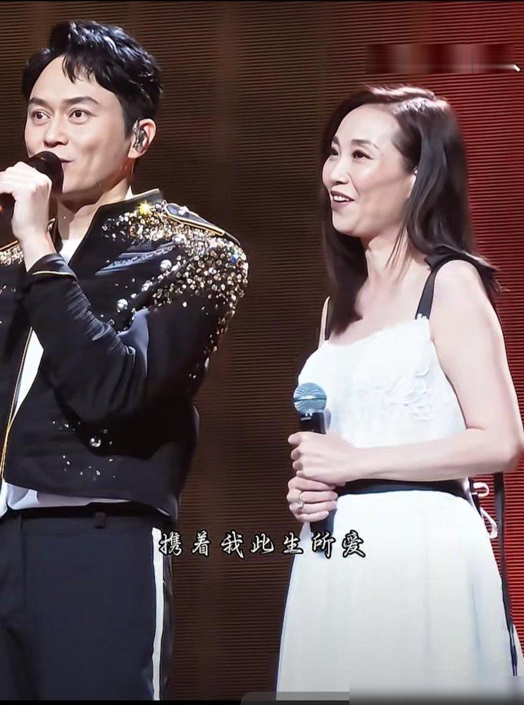 张智霖佛山开唱，把33年前的旧爱许秋怡请上了台，合唱《片片枫叶情》。
俩人老婆老公全坐台下，没人黑脸，没人避嫌。
许秋怡当场宣布自己2027年开个唱，反手就把张智霖邀去当嘉宾，他一口答应。
当年闹得再难看，如今同台赚钱，比什么澄清都有说服力。
成年人的释怀，都是算过账的。