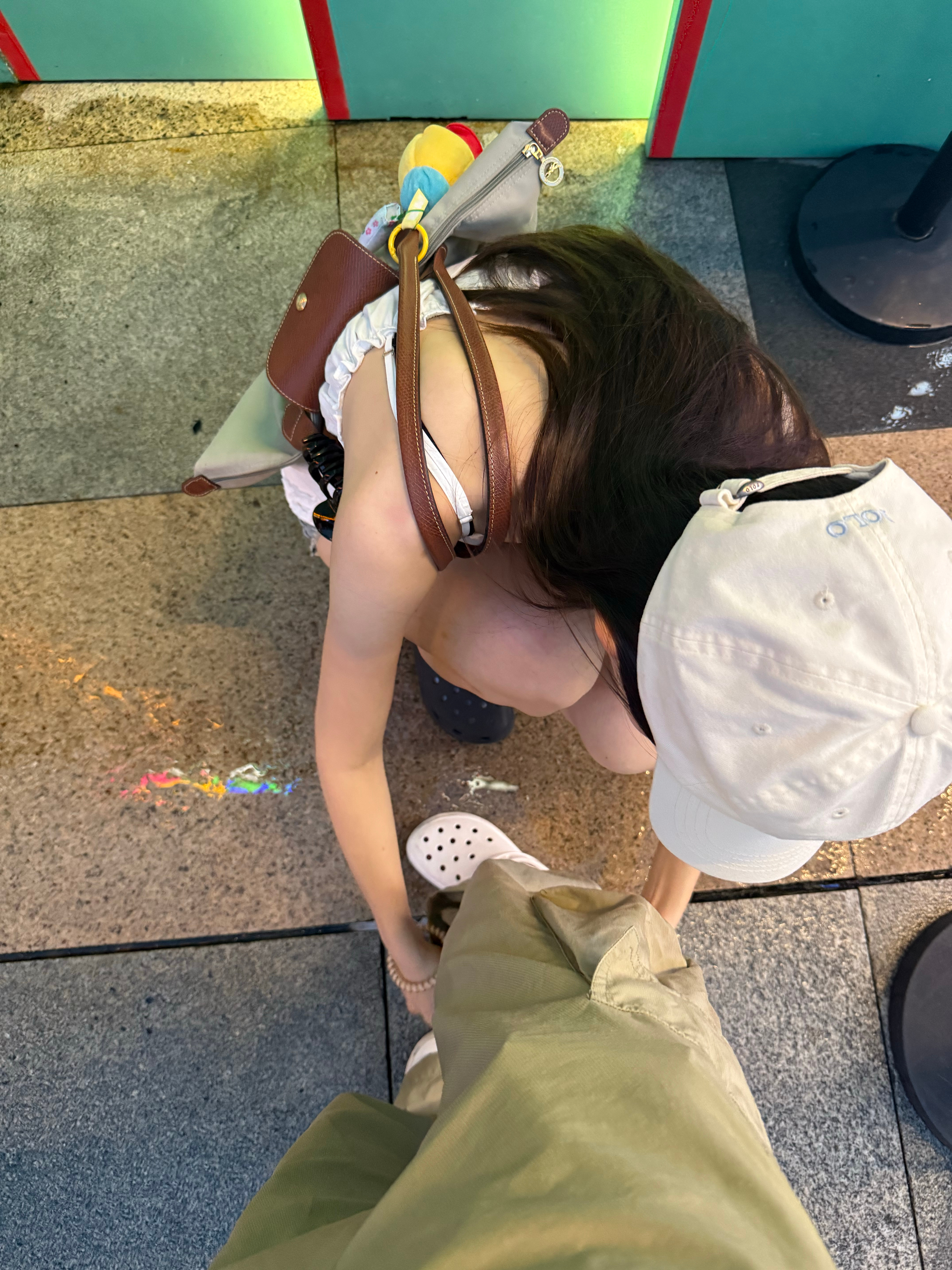 我真的好开心啊 从九月底开始
国庆这两天又去深圳 好开心
敬一丹舅舅舅妈招待我们去深圳和他们儿子的喜酒 一看酒店地点 南山区 离noos好近奈斯 再一看在蛇口 哇塞那不就在他们家附近办 离noos更近了 打开导航一看 我靠走一段u形路就到了 步行9分钟 开心的我跳起来了 这玩完不去一趟noos根本说不过去！  ​