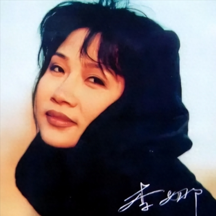 著名歌手李娜在事业巅峰期悄然隐退并削发为尼，随后远赴美国洛杉矶的寺院潜心修行；2000年相声演员姜昆在异国拜访她时出于好奇追问其出家缘由，李娜淡然回应“我不是出家，我是回家了”，这句话让姜昆惊愕许久，也道出了这位传奇歌者摒弃名利喧嚣后的宁静心境。
 
（信源：中新网——曾红极一时 女歌星李娜为何跑到