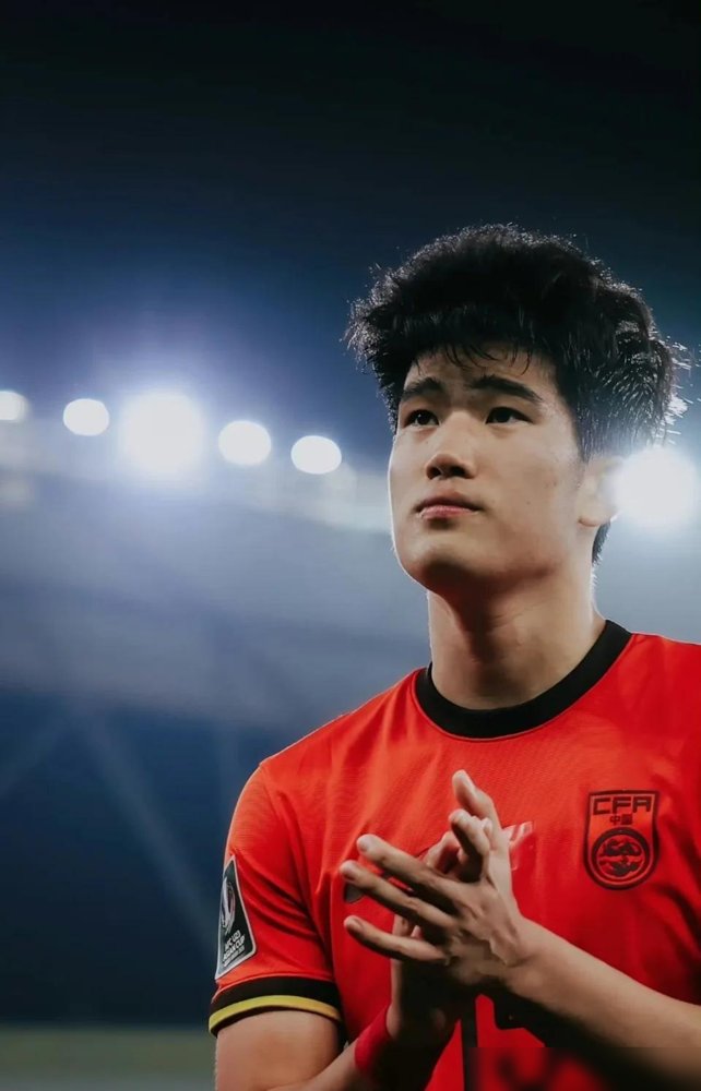 5-0，泰山把浙江打花了。可第17分钟对面就少一个人，这球赢得不硬气。
泽卡回来了，五个外援全凑齐了，王彤还在单独练。半场补时瓦科还能进球，79分钟又轰世界波，克雷桑补时再补一刀。
问题来了：争冠没戏，前三也够呛，高准翼停赛，泽卡刚伤愈。这种无欲无求的局，上半场为啥不上一半国内小孩练练？
外援
