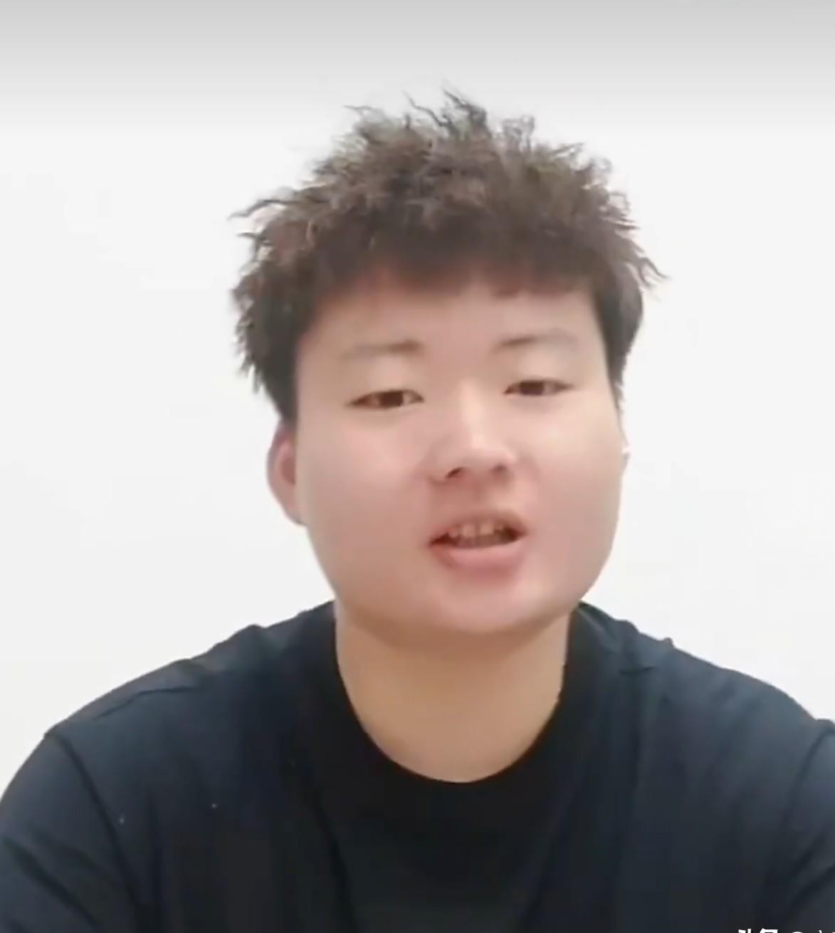 承认王曼昱打球确实厉害是一回事，但能不能喜欢上她，完全是另一码事。
网上有主播聊起王曼昱，话说得很坦白：球打得是真夸张，很多神仙球甚至超出了常规认知，比赛也会场场不落去看，但心里就是谈不上喜欢，单纯欣赏不来。
这段话其实戳中了不少老球迷的心态。
在赛场上，王曼昱护台面积大、单板质量高，关键时刻