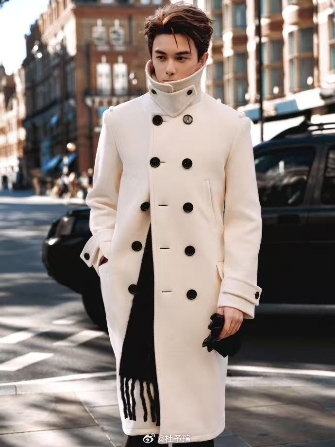 奔赴伦敦Burberry 2027夏季系列时装秀，吴磊这套造型将少年感与英气一并展现。身着Burberry 2026冬季时装秀男士系列外套，海军领搭配双排扣，羊毛面料自带细腻肌理，版型合身又保有松弛度，整体清爽利落。本场大秀落地伦敦切尔西艺术学院，系列里能看到 Celia Birtwell 的印花，和格纹、刺绣放在一起，英伦感松弛又鲜活。吴磊这身LOOK把少年清爽感和经典成衣的质感平衡到位，在充满缤纷印花的秀场氛围里，形成很舒服的视觉反差。秀场外的吴磊，绅士分寸感和少年感同时在线，很贴合Burberry这几季兼顾年轻感与质感的风格吴磊Burberry大秀又闪耀伦敦了